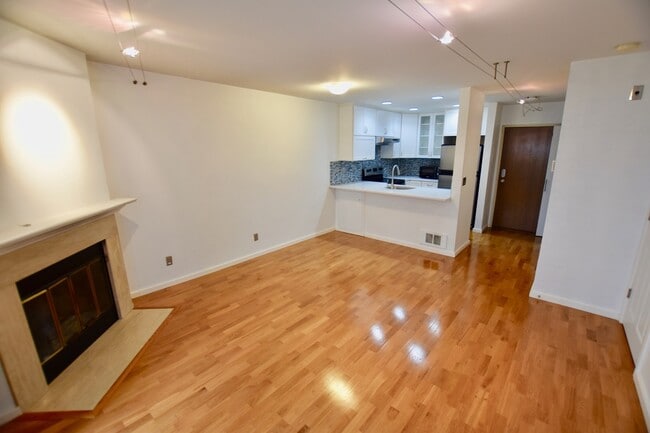 Capitol Hill 1 Bedroom - Fantastic Location! - Capitol Hill 1 Bedroom - Fantastic Location! Condo Unit 119