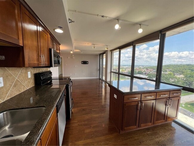 Building Photo - 600 Admiral Blvd Unit 1104