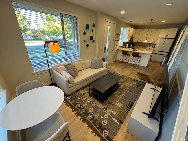 Photo - Stunning Townhome In Jefferson Park