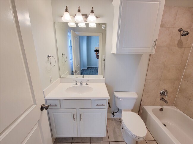 Building Photo - 2416 La Branch St