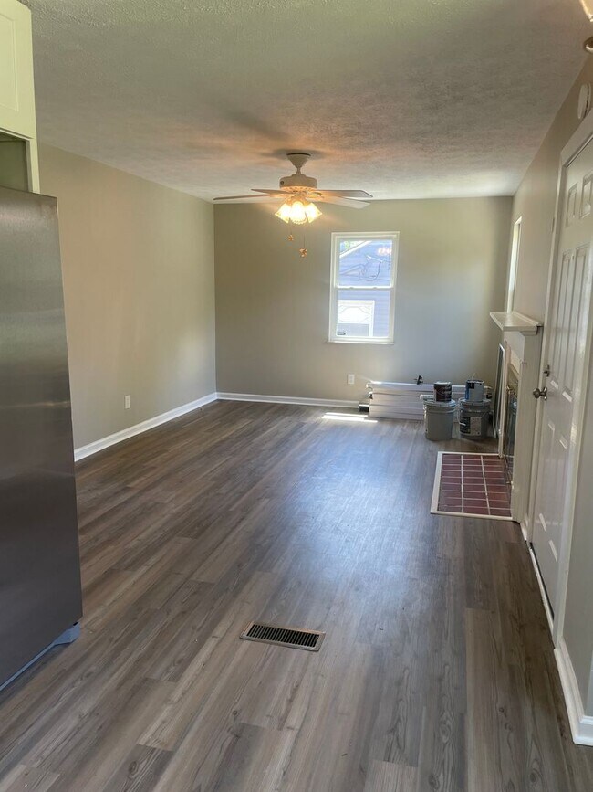 Photo - Knoxville 37920 - Very nice updated 2 bedroom home in South Knoxville for rent. - Contact Lisa Vi...