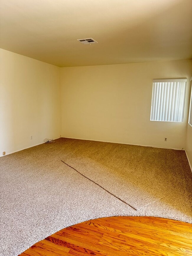 Photo - 570-574 W. 18th Street Unidad Hamilton