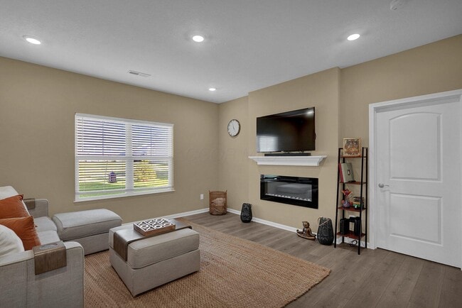 Photo - 272 Mannaseh Dr W