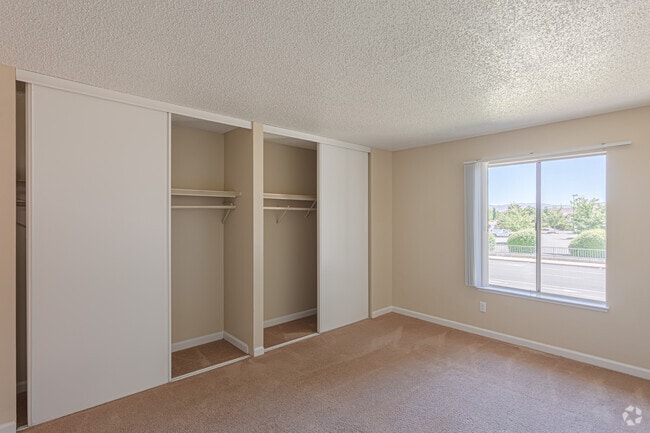 2BR, 2BA - 914 SF