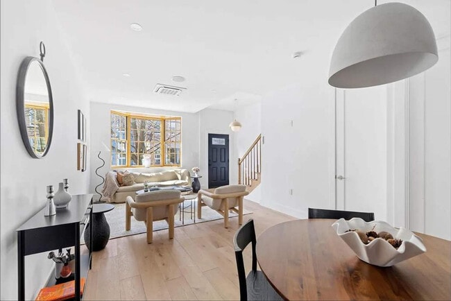 Building Photo - 10 Hausman St Rental