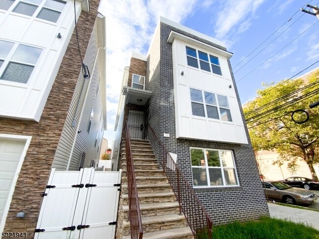 70 N 6th St