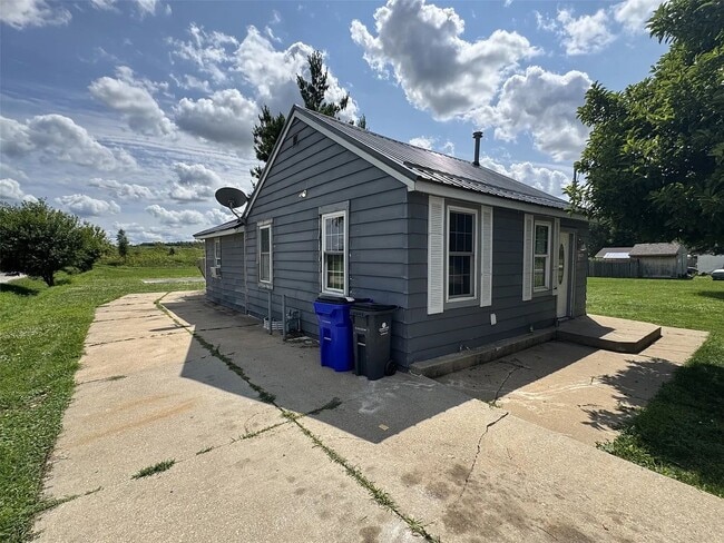 Photo - Cozy 2-Bedroom Cedar Rapids Home With Large Yard!