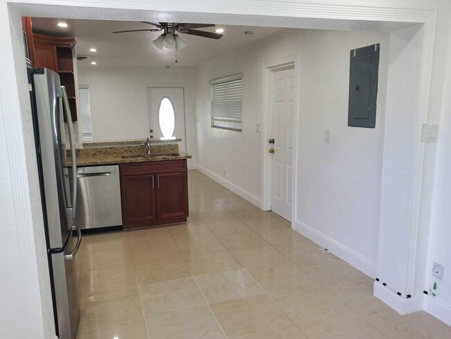 Photo - 516 NW 8th Ct