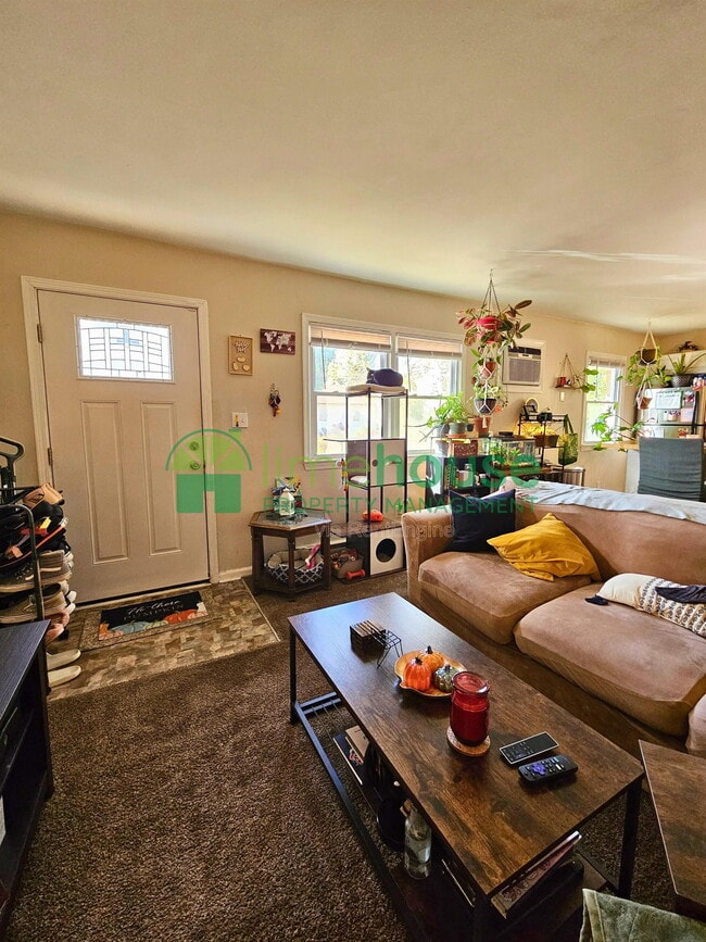 Photo - 840 W 43rd St