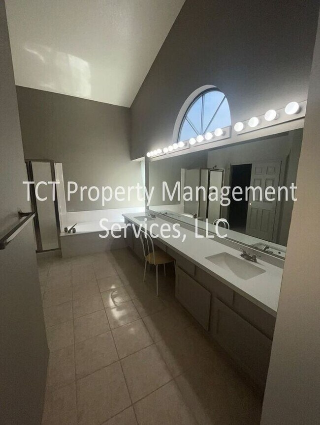 Photo - Beautiful 2 bedroom 55+ Community in Gold ...