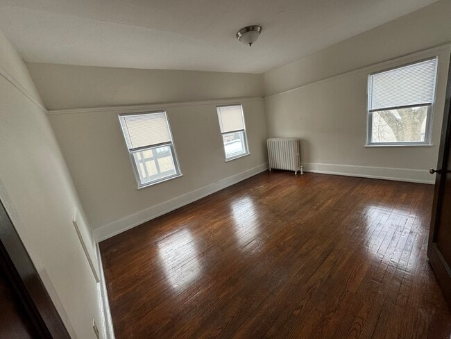 Building Photo - 2863 N Lake Dr Unit Upper flat