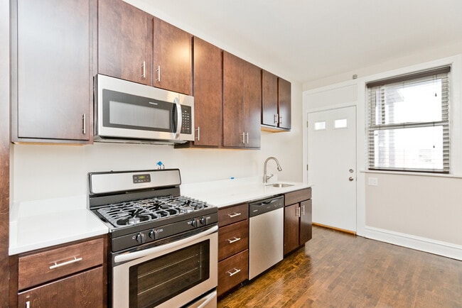 Building Photo - 5306 N Ashland Ave Unit 3
