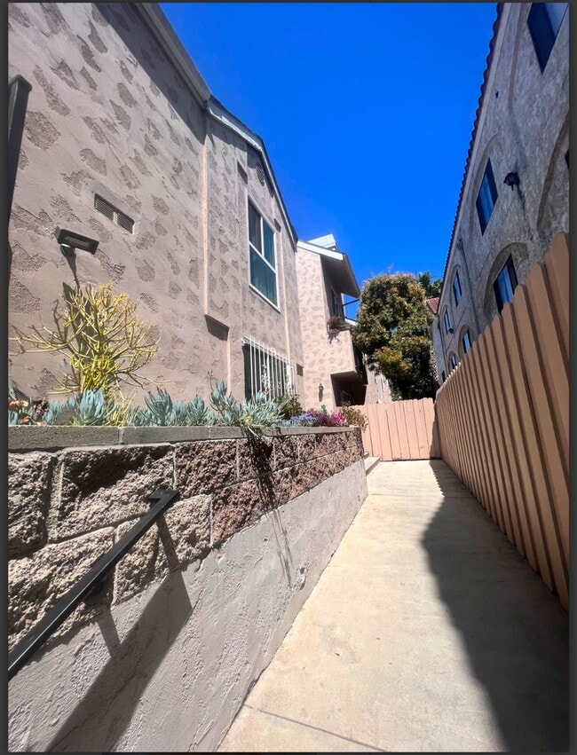 Photo - BEAUTIFUL REMODELED 1 AND 2 BEDROOM UNITS ...