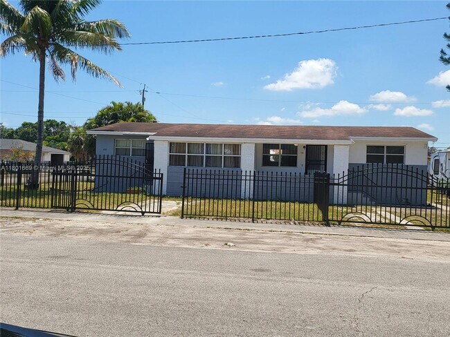 Building Photo - 1102 NW 100th Terrace Unit 2 Rental