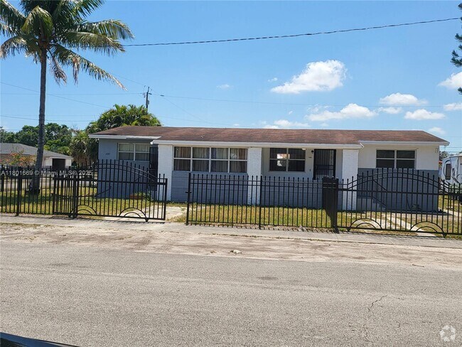 Building Photo - 1102 NW 100th Terrace Unit 2 Rental