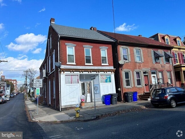 Building Photo - 343 Chestnut St Rental