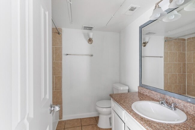 Building Photo - 12707 Bellaire Blvd Unit 1722