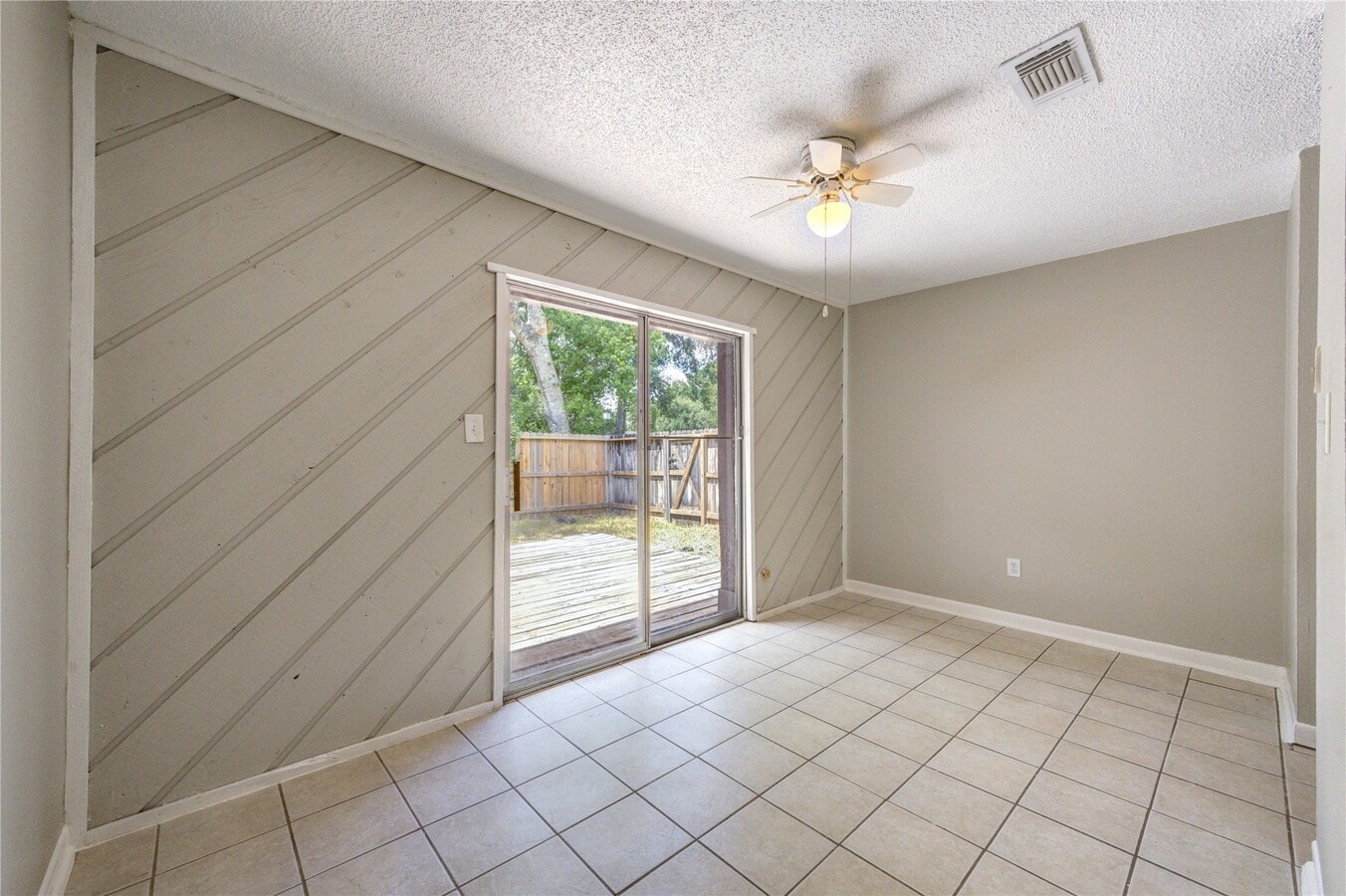 Photo - 212 Quaker Dr