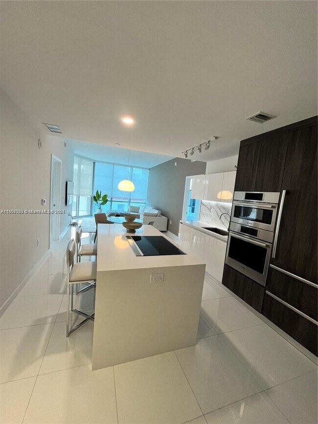 Photo - 851 NE 1st Ave Unidad 808