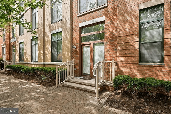 Building Photo - 1201 N Garfield St Unit 114
