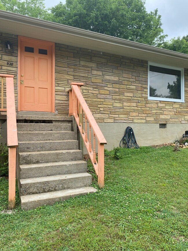 Building Photo - 928 Oak Ln Unit 928 oak lane