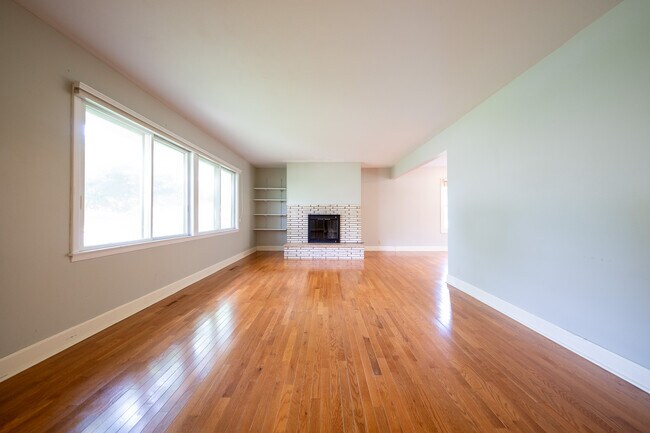 Photo - 210 Orchard St N