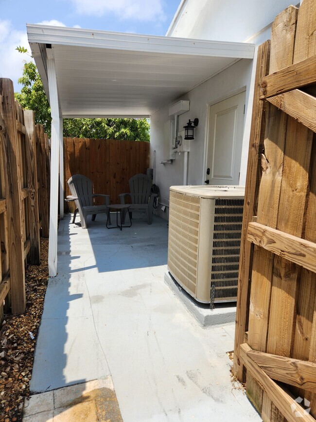 Building Photo - 7951 SW 198th St Unit Spacious Studio Rental