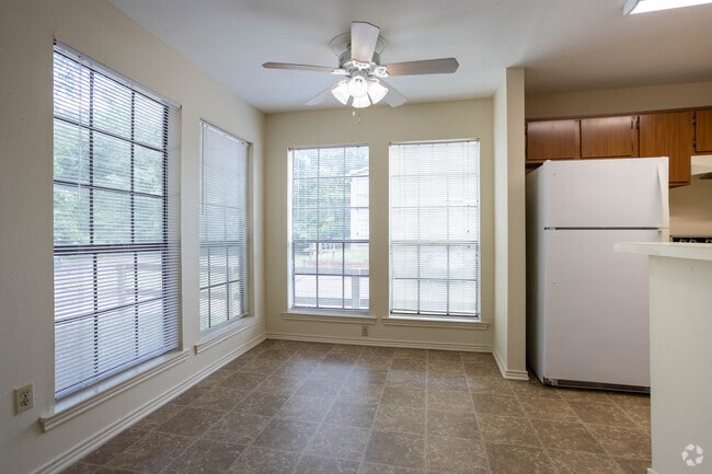 1 BR, 1 BA - 698 SF
