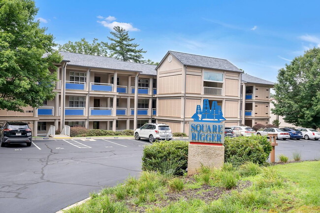 Building Photo - 2 Bedroom, 2 Full Bathroom Condo in a Gated Keowee Key Community Unit 328