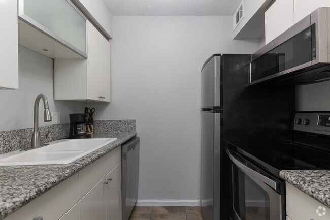 2BR, 1BA - 750SF