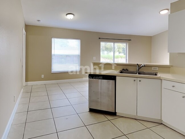 Photo - 201 SW Amesbury Ave