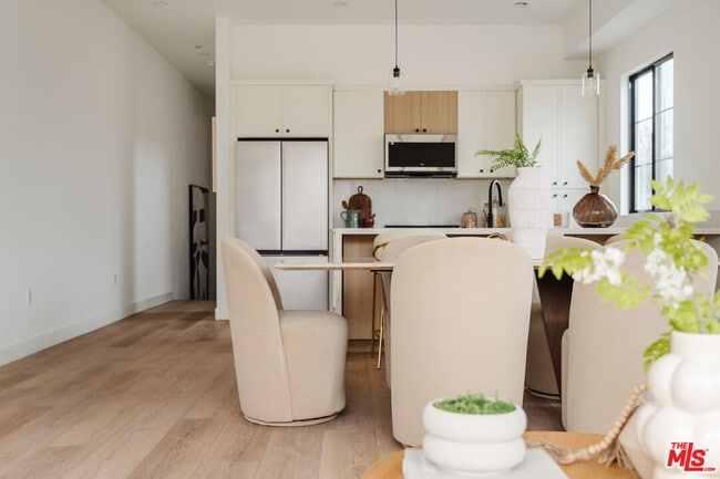 Photo - 1954 S Garth Ave Unidad 1954 1/2