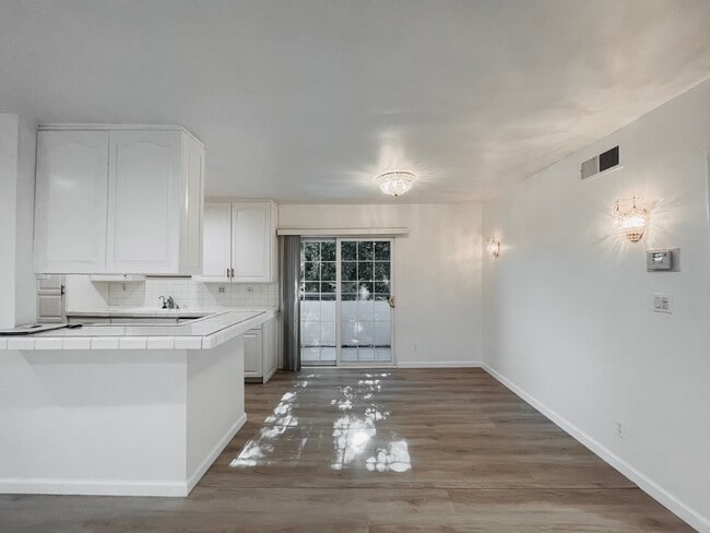 Photo - 5320 Zelzah Ave Unidad 316