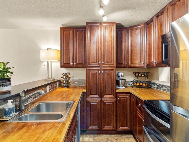 Photo - Great 1 Bedroom Condo in Federal Way! Beautiful Kitchen Finishes and Close to Light Rail! Unidad H1