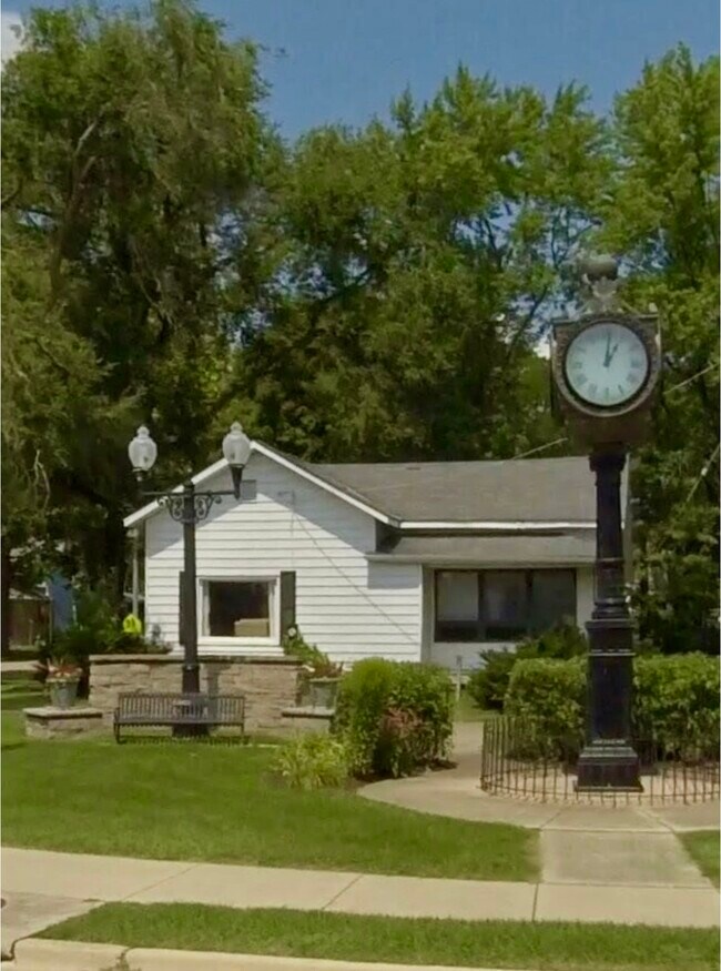 Photo - 110 N Elm St