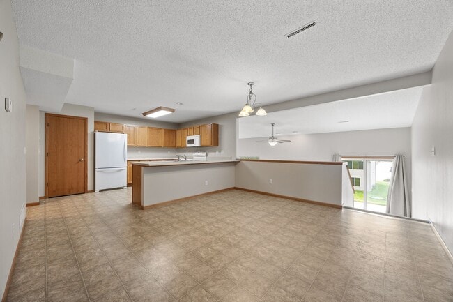 Photo - 533 E Goldfinch Dr