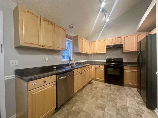 Photo - 695 Prater Rd