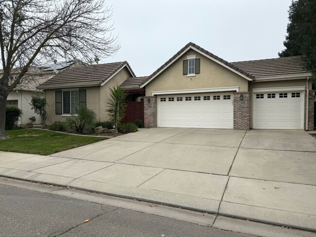 Photo - Polished and Chic 4/2 Available NOW!!