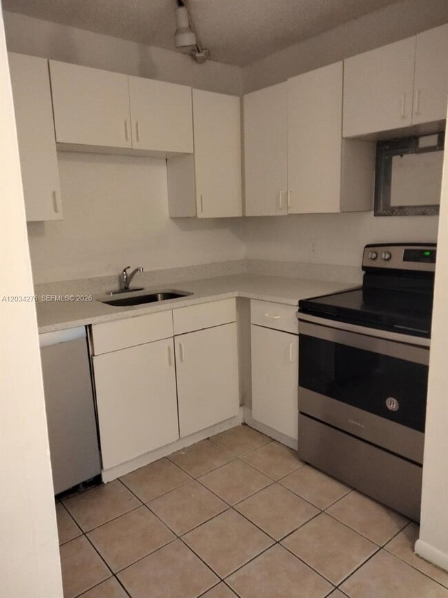 Building Photo - 10886 Royal Palm Blvd Unit 10886