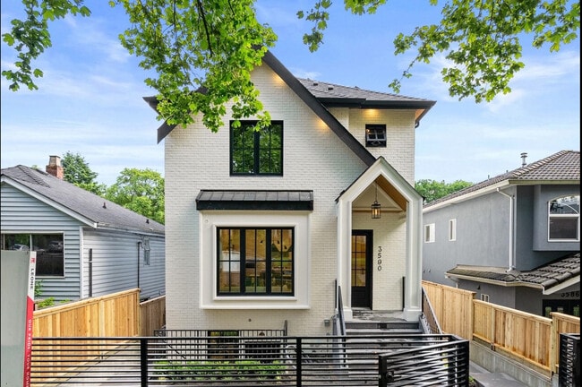 Building Photo - 3588 Pender St E Unit BSMT