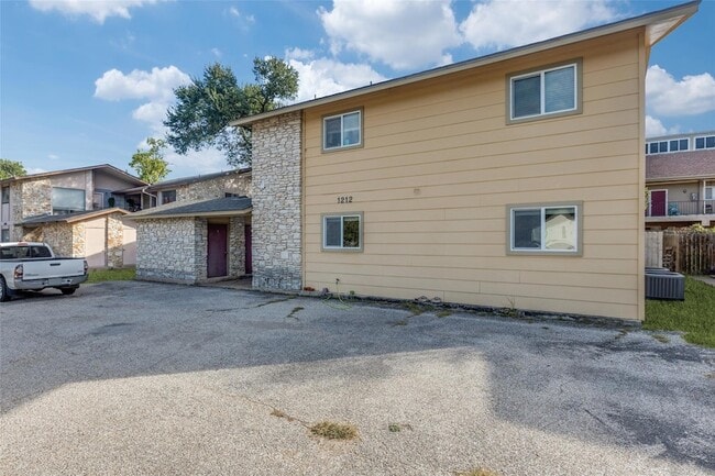 Building Photo - 1212 Hollow Creek Dr Unit B