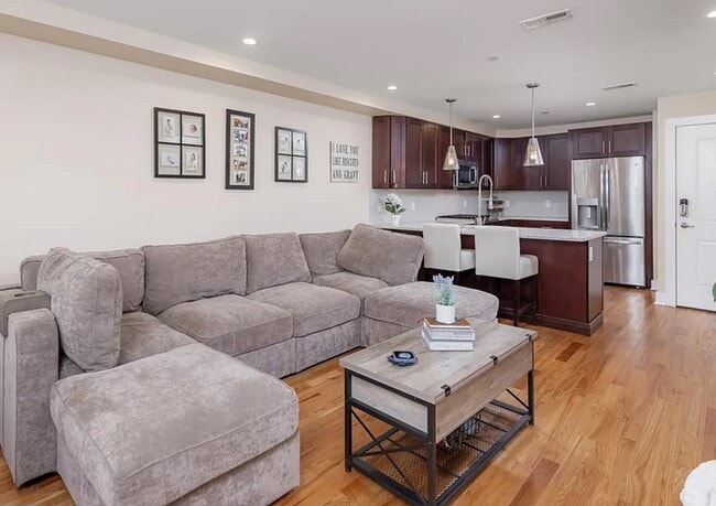 Living Room - 938 N Marshall St Unit 3