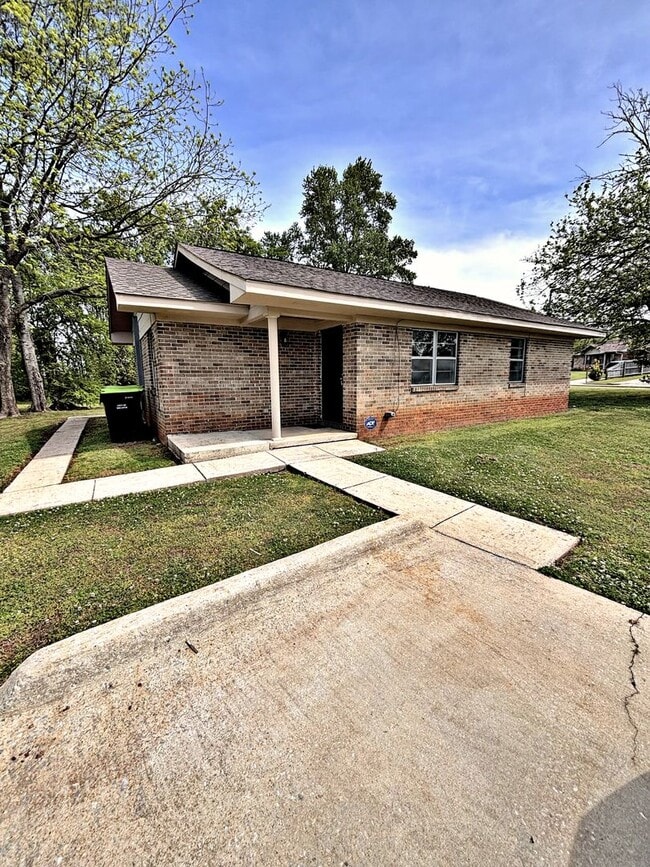 Building Photo - HOUSE FOR RENT - DECATUR NE