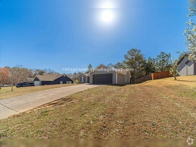 Building Photo - OPEN FLOOR PLAN RANCH WITH PRIVATE FENCED ... Rental