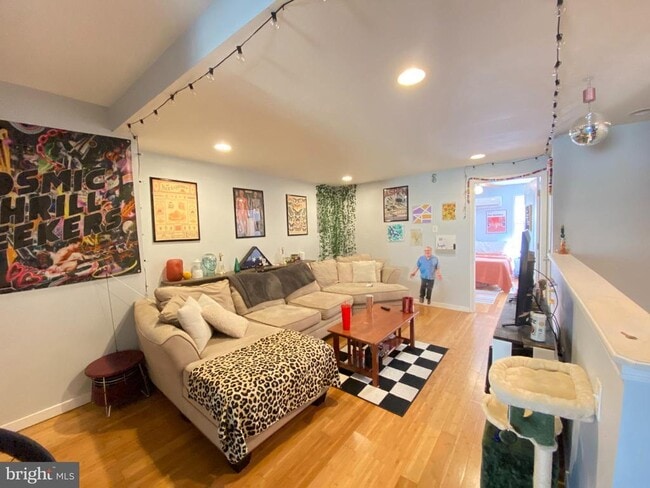 Building Photo - 1525 W Seybert St Unit B Rental