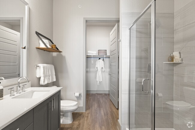 2BR, 2BA - 1,025SF - B1 - Bathroom - One90 Gateway