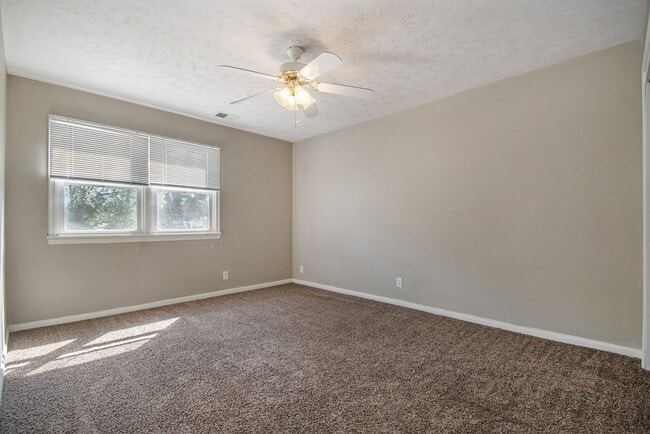 Omaha, NE Maple Ridge Apartments| Bedroom