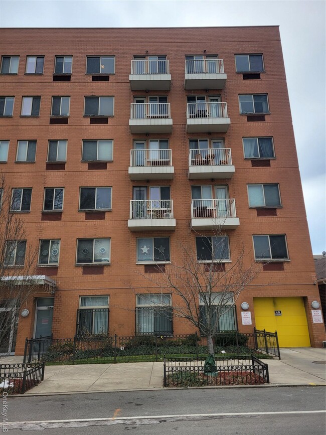 Building Photo - 143-20 Hoover Ave Unit 403
