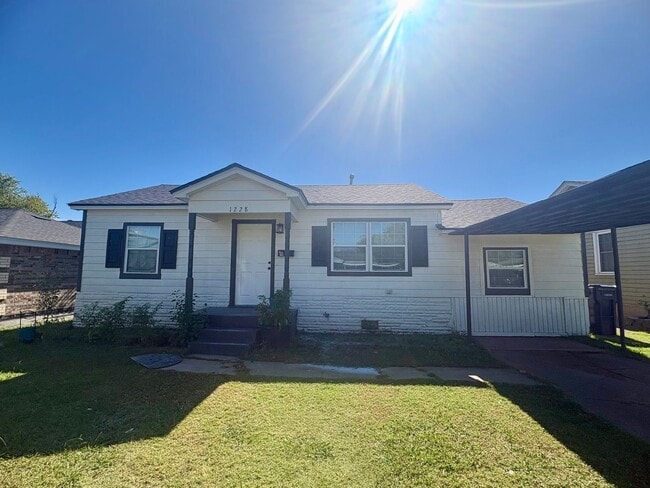 Building Photo - Three bedroom home in S.W. OKC