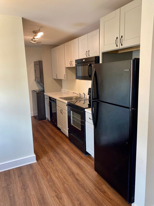 Photo - 212 N George St